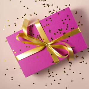 Scatolina fucsia con nastro oro (10 pz)