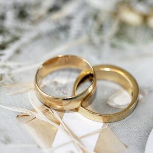 Fedi in oro giallo con incisione — edizione speciale
